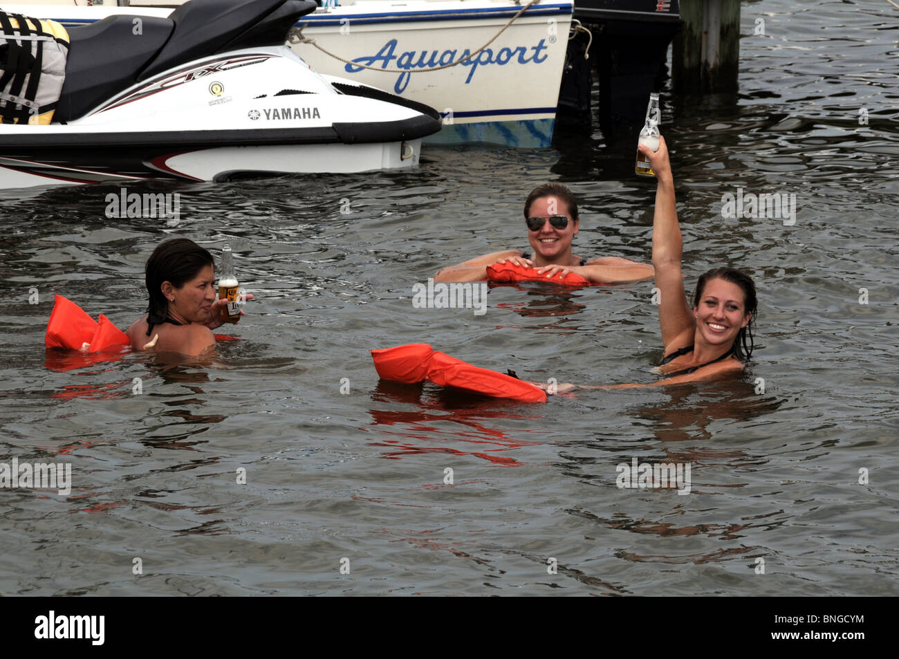 3 Frauen Vergnügen sich in der Chesepeake Bay in Maryland Stockfoto