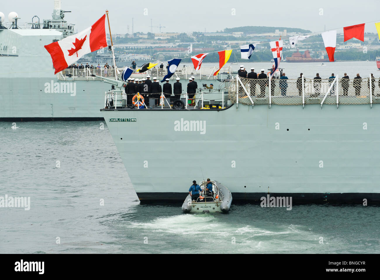 Canadian Navy Fregatte HMCS MONTREAL liegt vor Anker während der 2010 Fleet Review in Halifax, Nova Scotia. Stockfoto