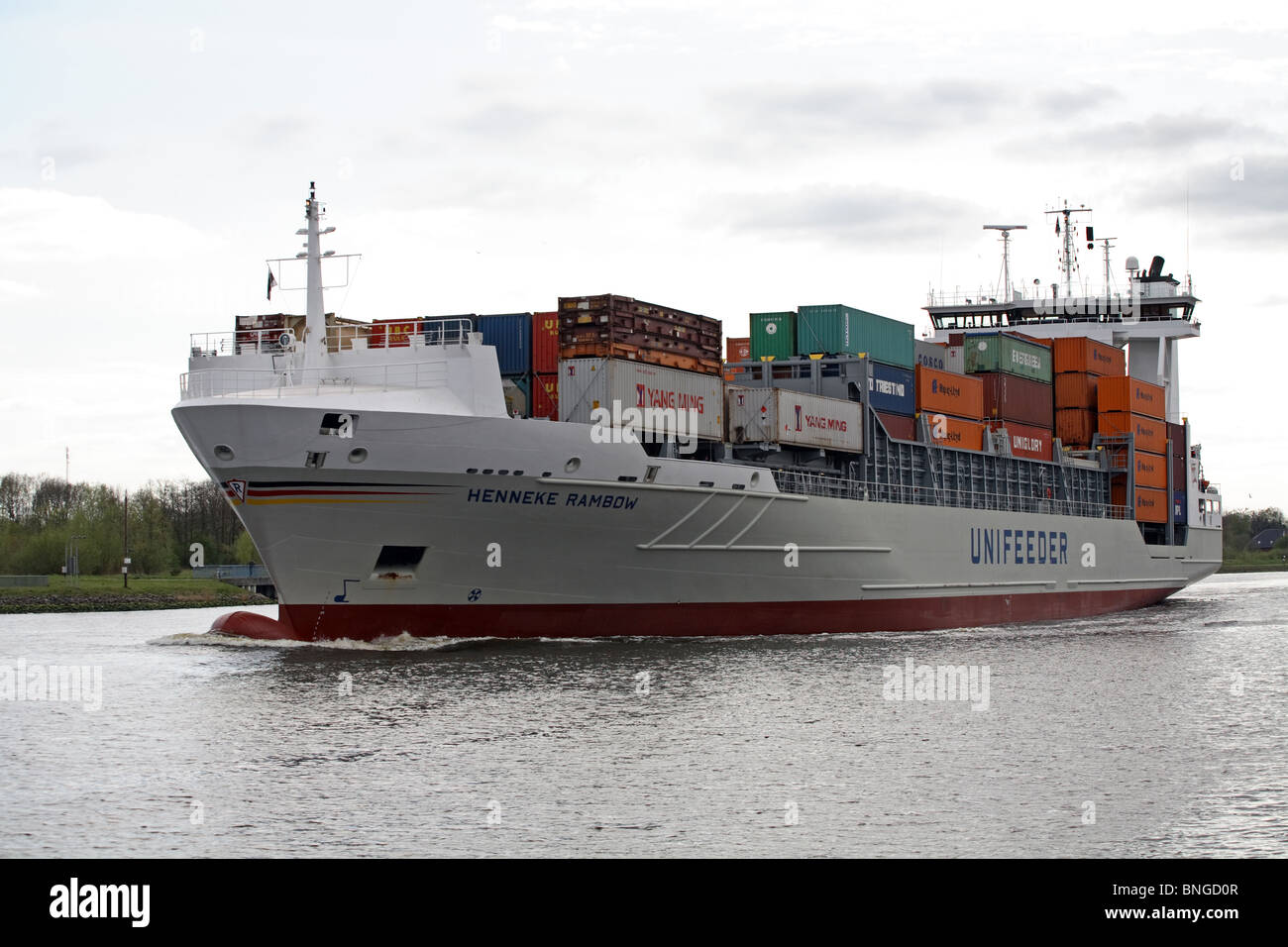 Das Containerschiff Henneke Rambow auf dem Nord-Ostsee-Kanal, Rendsburg, Deutschland Stockfoto