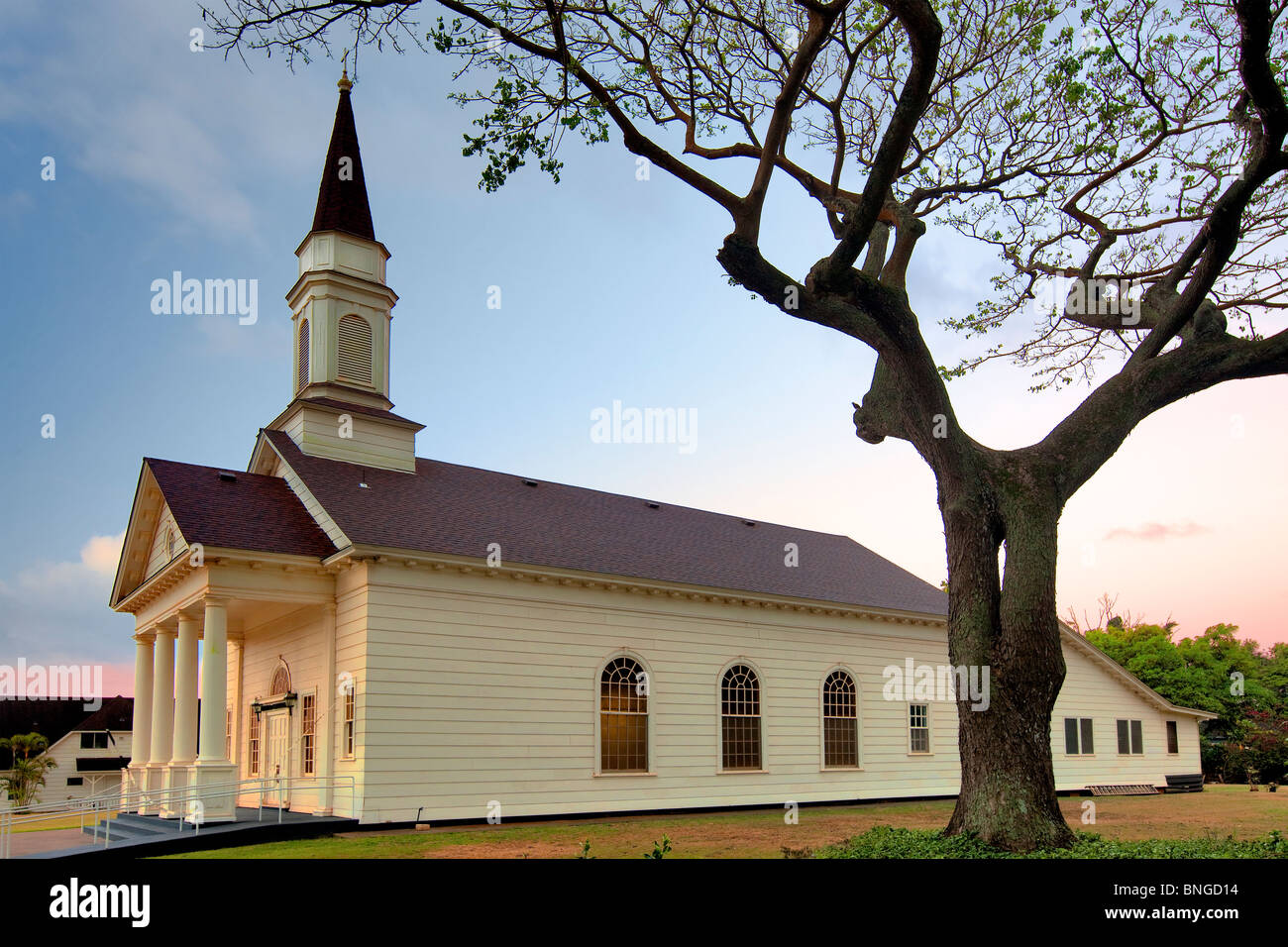 Koloa Union Church mit Mond. Vereinigte Kirche Christi. Kauai, Hawaii Stockfoto