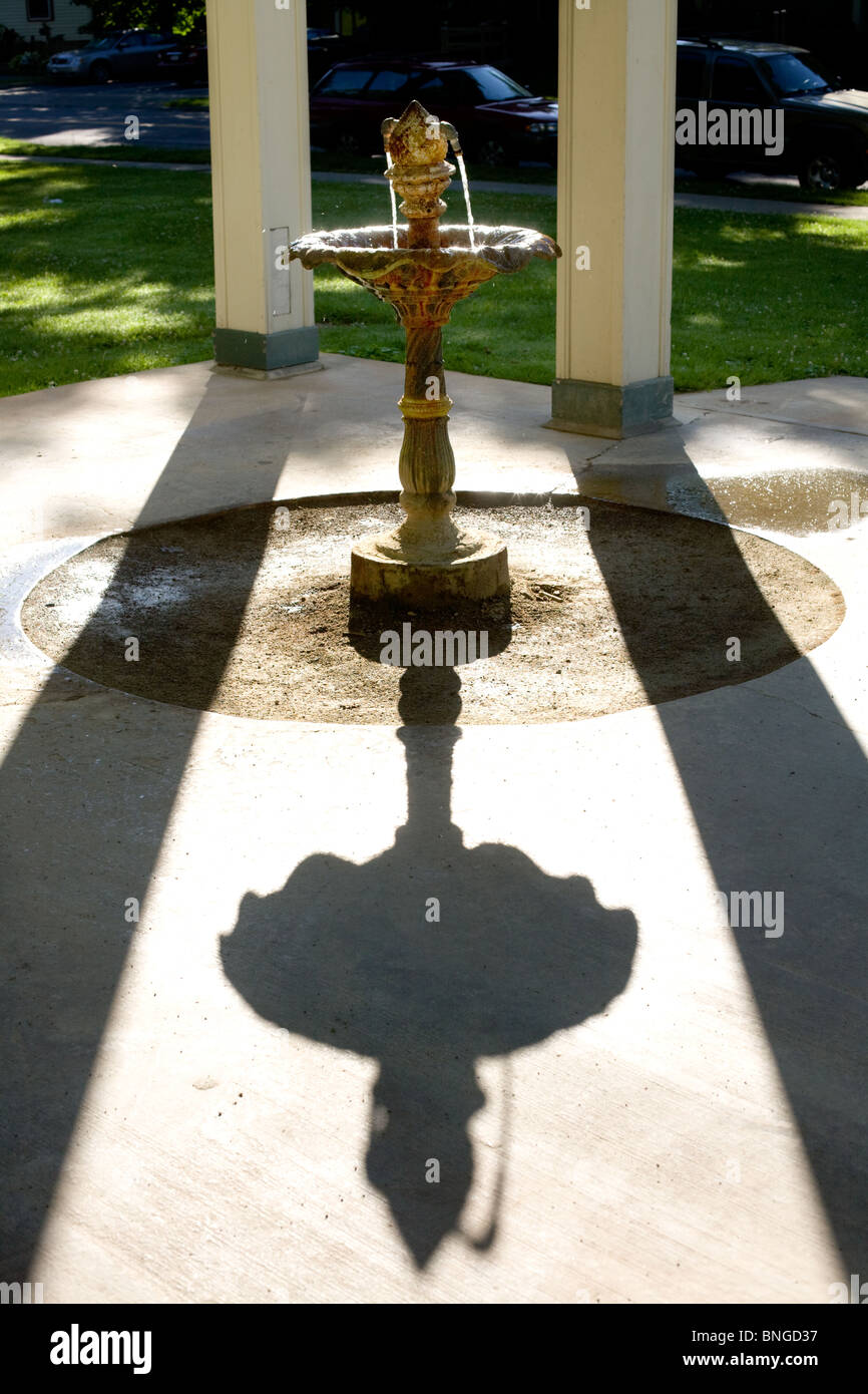 Einer der vielen Quellen unter Pavillon in Saratoga Springs, New York Stockfoto