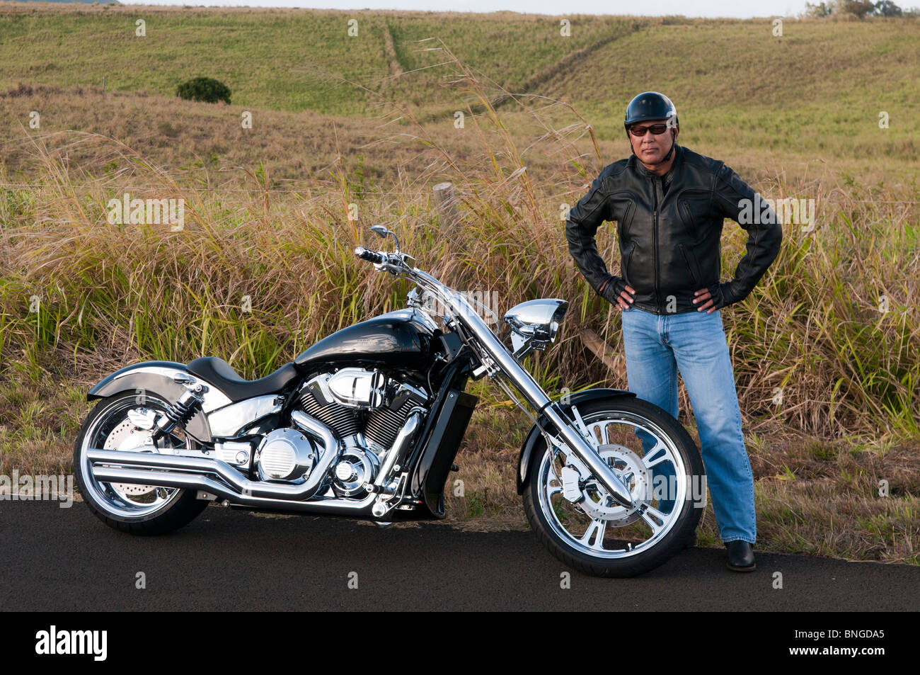 Hawaiian Mann posiert von Straßenmotorrad, Kauai, Hawaii Stockfoto
