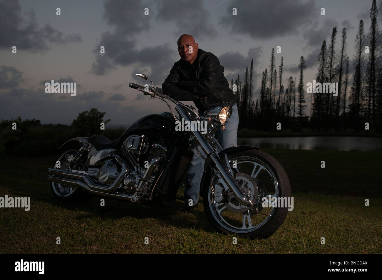 Hawaiian Mann posiert von Straßenmotorrad, Kauai, Hawaii Stockfoto