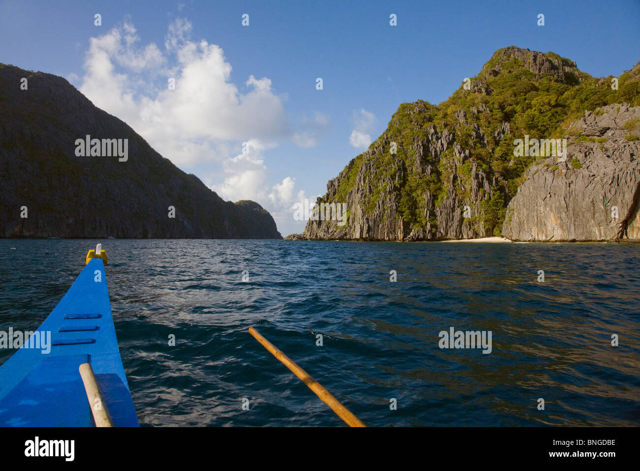 Unsere Boot-Motoren zwischen TAPIUTAN und MATINLOC Inseln in der Nähe von EL NIDO in BACUIT BAY - Insel PALAWAN, Philippinen Stockfoto