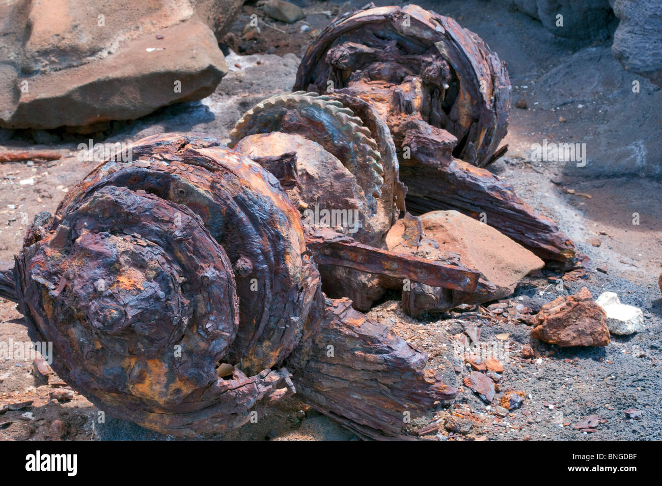 Alten Schrottplatz von Pkw- und LKW-Teile am Meeresufer. Kauai, Hawaii. Stockfoto