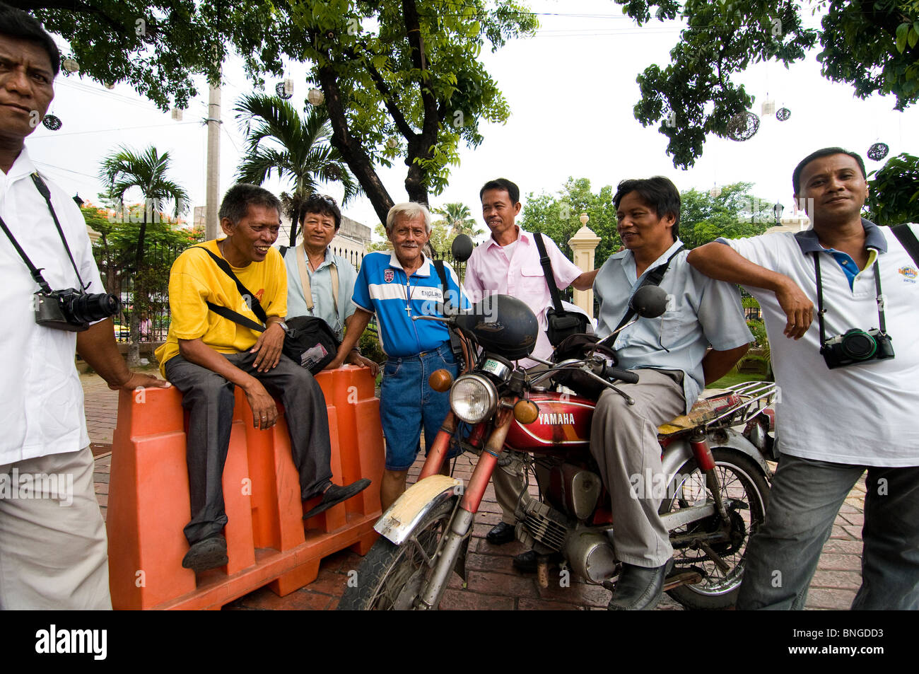 Lokalen philippinische Fotografen benutzen noch alte Mode-Kameras. Stockfoto
