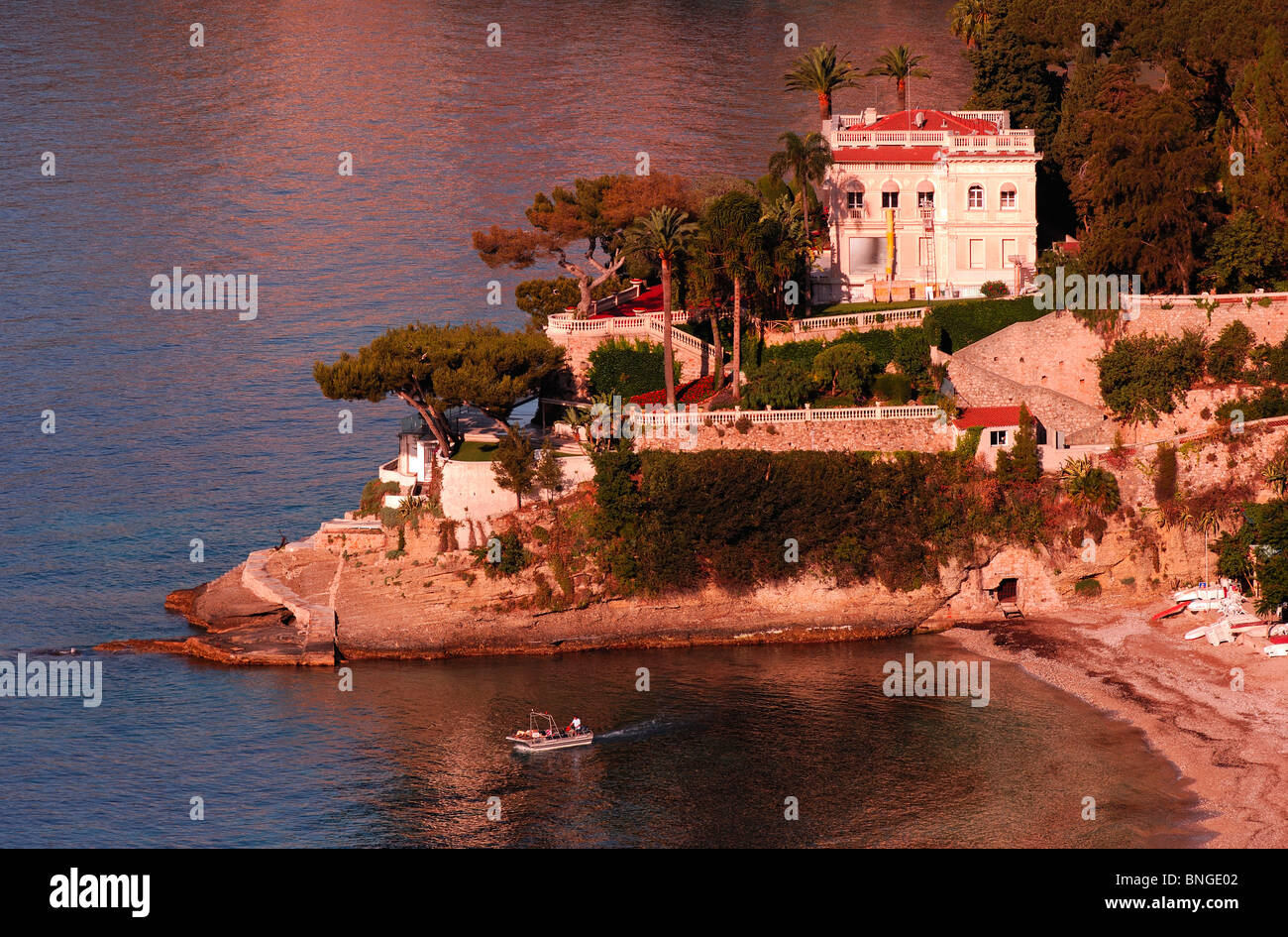 Landzunge mit Villa in der Bucht von Roquebrune, Côte d ' Azur, Frankreich Stockfoto