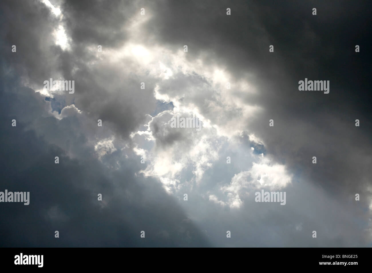 Sonne, die Wolken durchbrechen Stockfoto