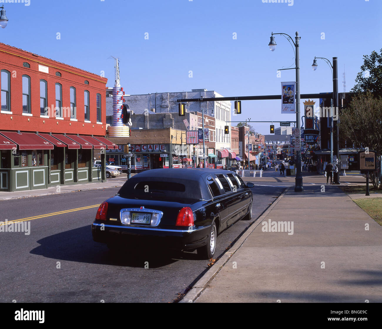 Straßenszene mit Limousine, Beale Street, Beale Street District, Memphis, Tennessee, Vereinigte Staaten von Amerika Stockfoto