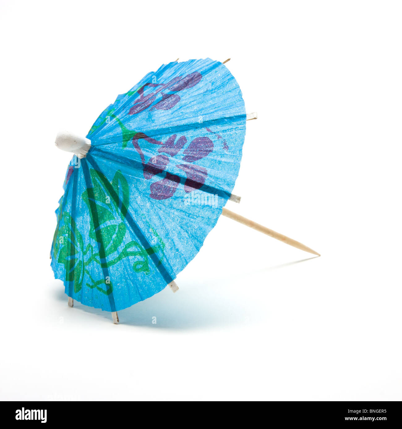 Cocktail Regenschirm aus niedrigen Perspektive auf weißen Hintergrund isoliert. Stockfoto