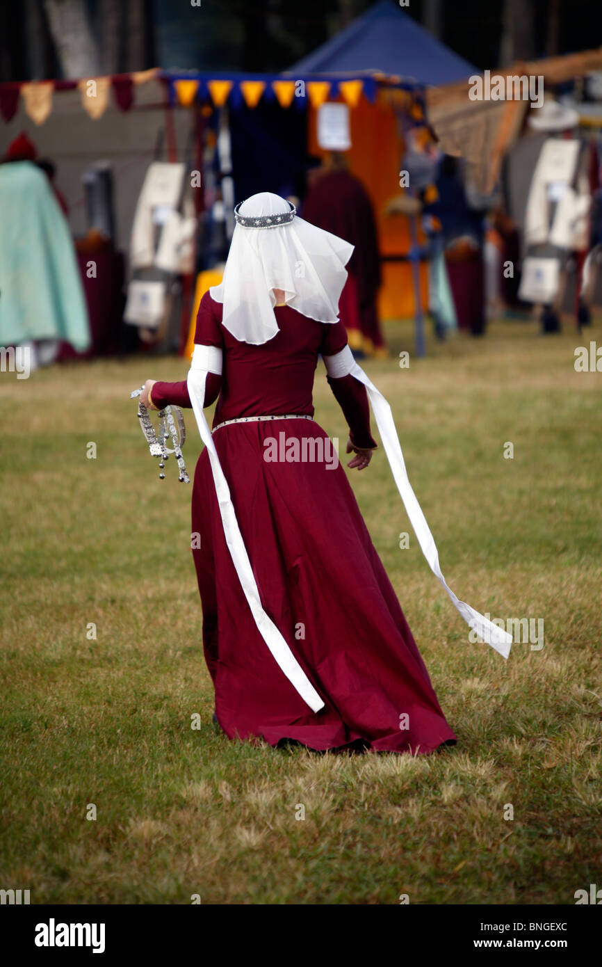Mittelalterliche Zeit auf dem Markt als eine Frau zu Fuß durch Stockfoto