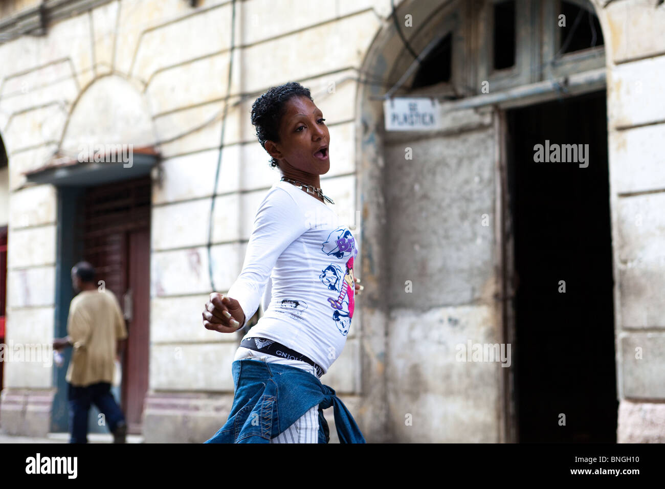 Ein Mädchen tanzt auf den Straßen von Havanna Kuba Stockfoto