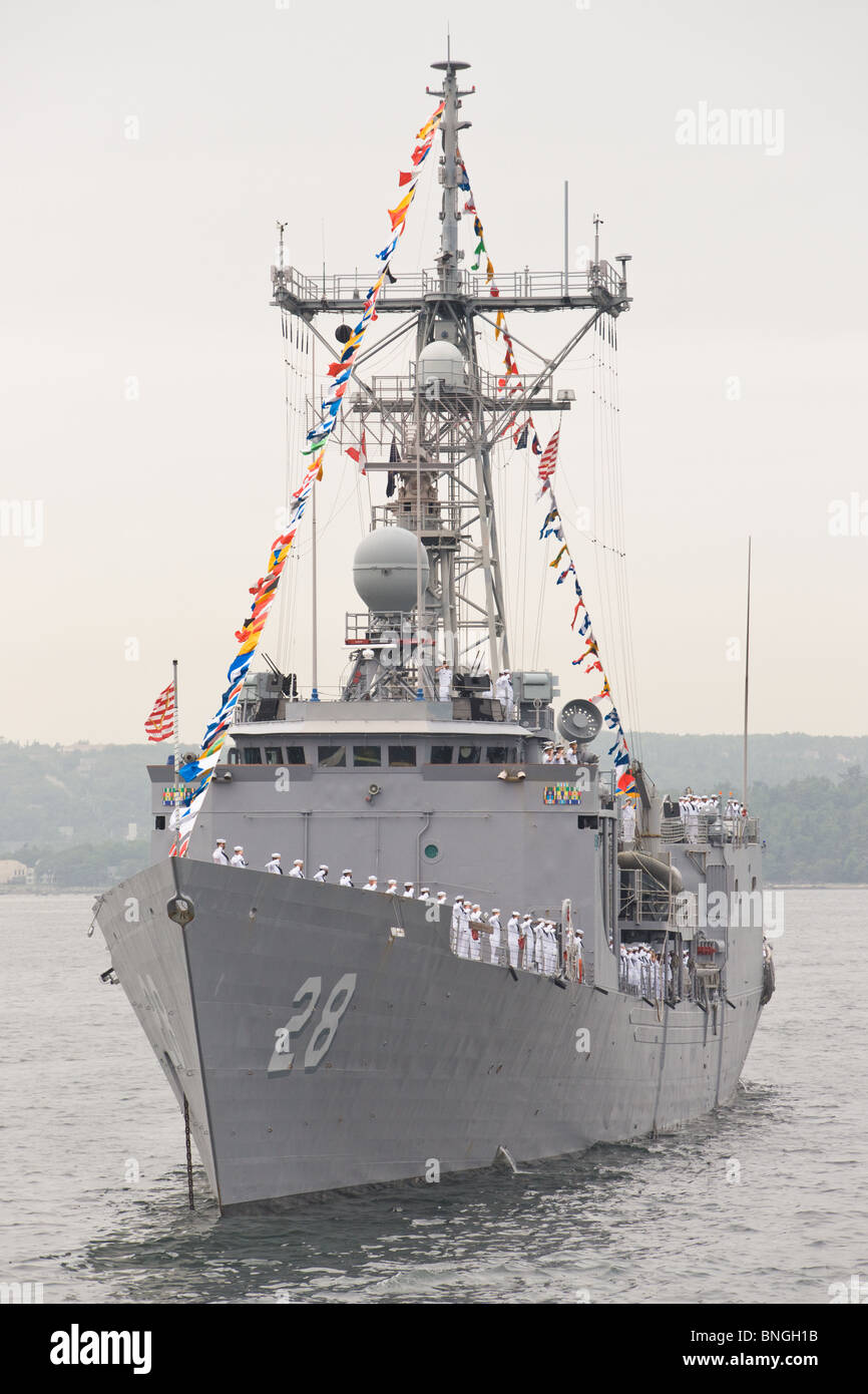 U.S. Navy Fregatte USS BOONE sitzt vor Anker während der 2010 Fleet Review in Halifax, Nova Scotia. Stockfoto