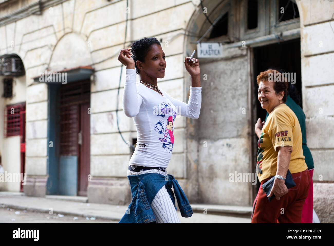 Ein Mädchen tanzt auf den Straßen von Havanna Kuba Stockfoto