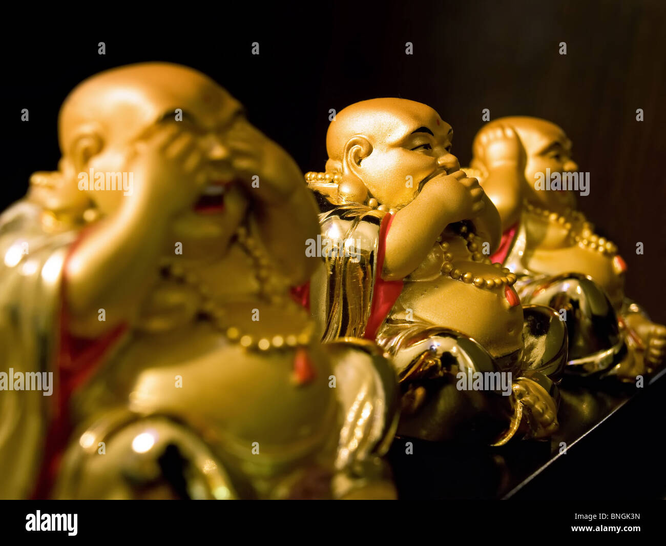Mit dem Ausdruck des Buddhas Emotionen, mit drei Skulpturen gezeigt... Stockfoto