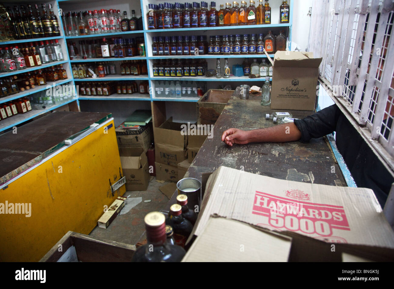 Innenraum einer Weinhandlung in eine muslimische Stadt Srinagar, Jammu und Kaschmir, Indien. Stockfoto
