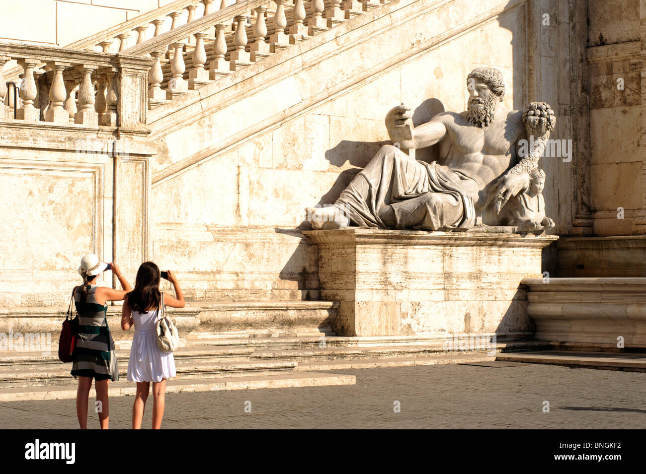 Italien, Rom, Kapitol, Piazza del Campidoglio, Touristen, die Fotos von der römischen Statue des Nils machen Stockfoto