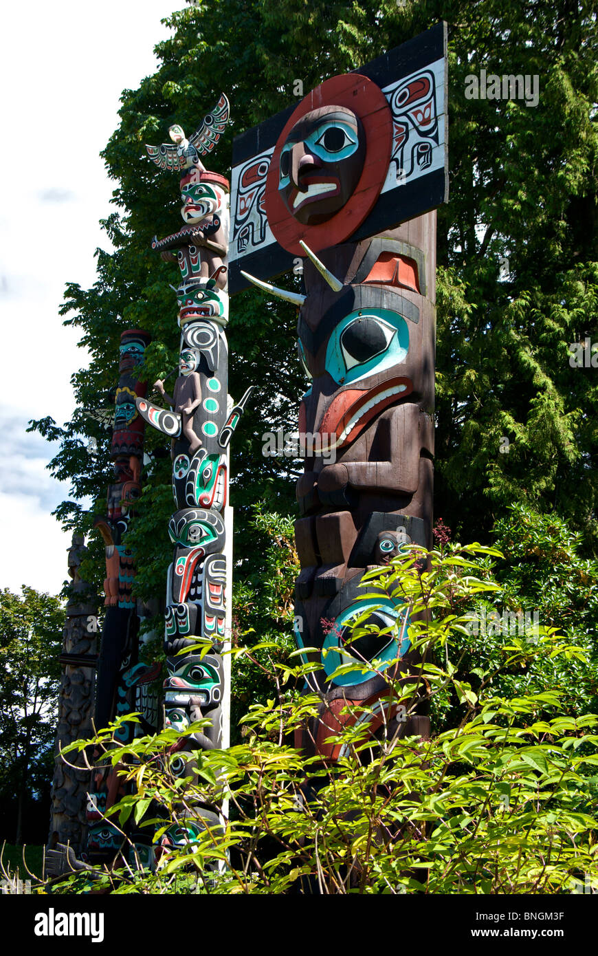 Erste Nationen Aborigines nativer Design Leichenhalle Totempfähle Stanley Park Vancouver BC Stockfoto