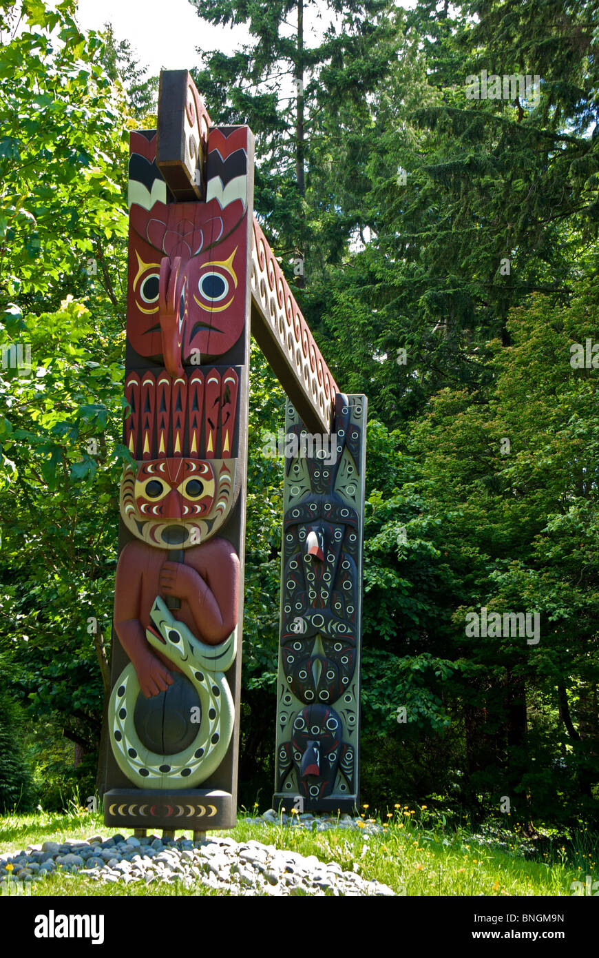 Aufwendig und kunstvoll geschnitzten design First Nations native lange Haus Holzstütze Beiträge Stanley Park Vancouver BC Stockfoto