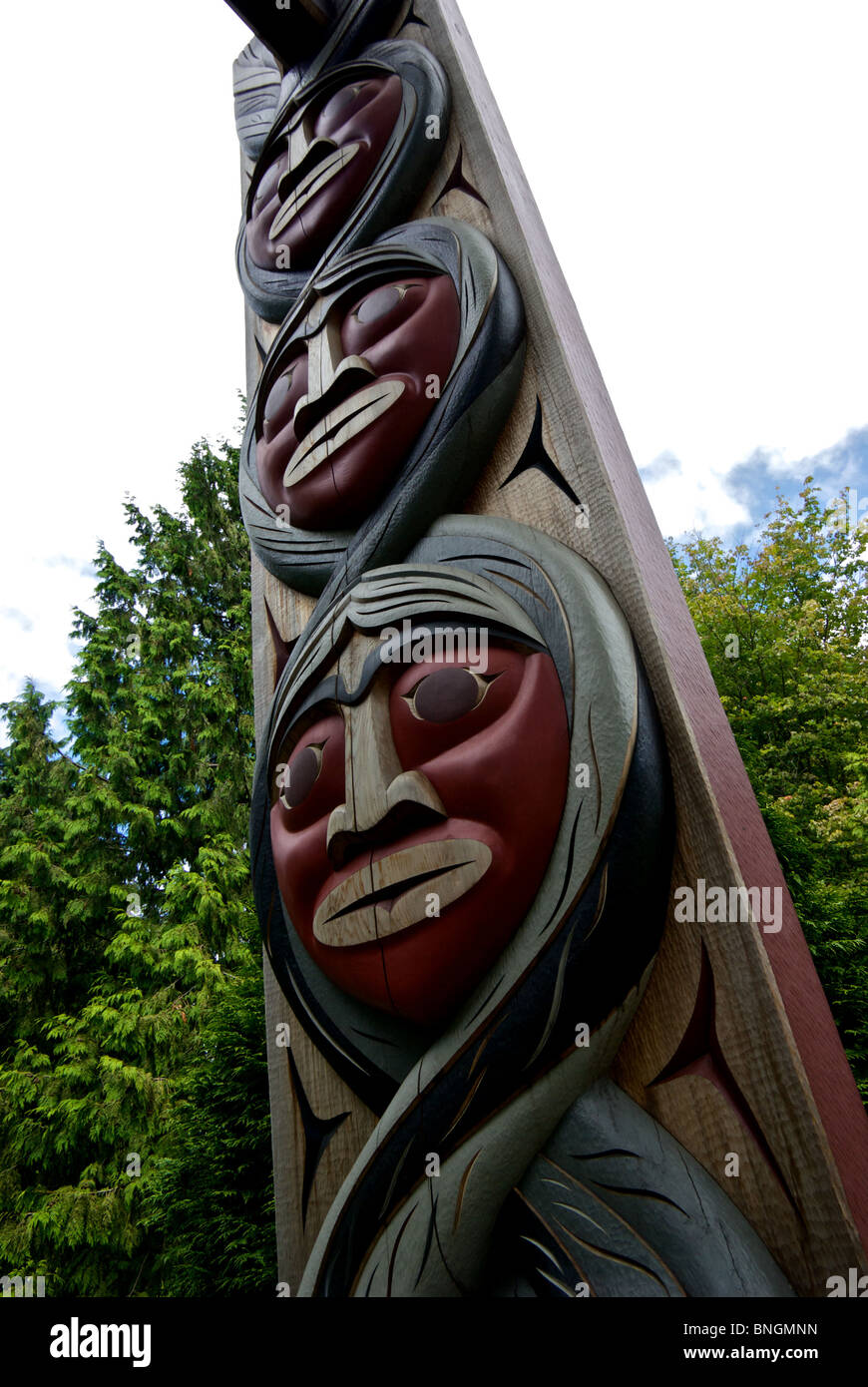 Aufwendig und kunstvoll geschnitzten First Nations native design lange Haus hölzernen Stützpfosten Stanley Park Vancouver BC Stockfoto