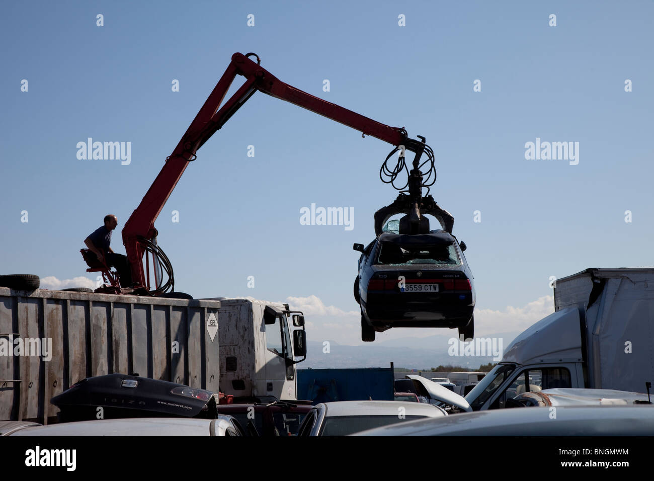 Kran, die Überführung eines Fahrzeugs Stockfoto
