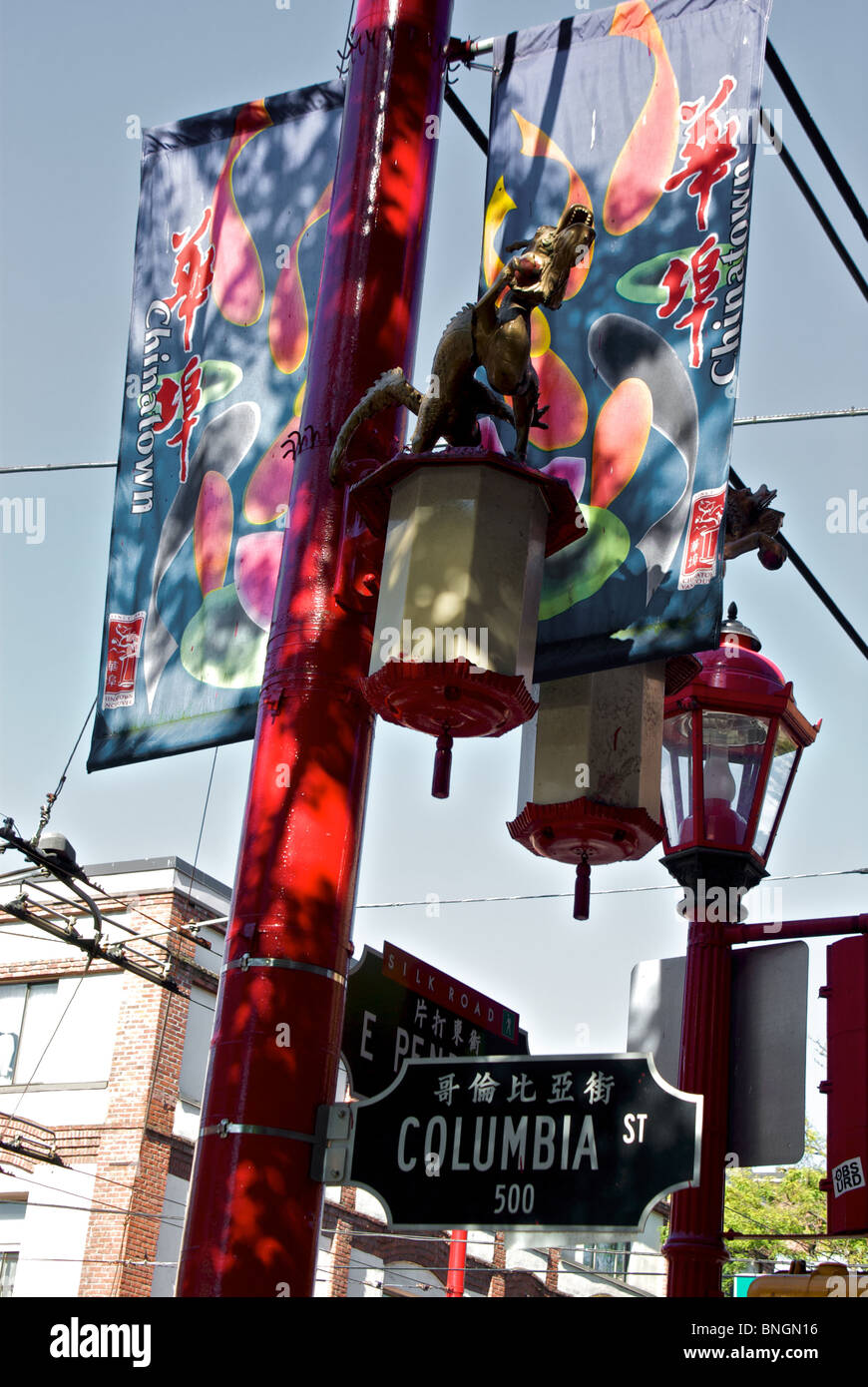 Farbenfrohe Chinatown Banner rote Laternen verzierten Drachen Laternen an der Columbia und Osten Pender Vancouver BC Stockfoto