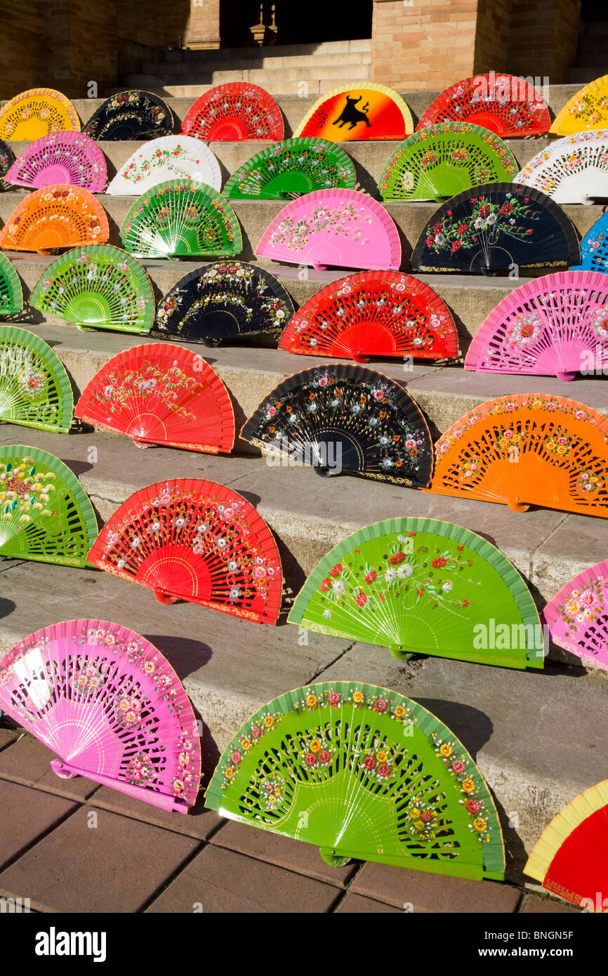 Lüfter / fans / Geschenke / Geschenke / Souvenirs / Souvenir für Verkauf / Anzeige in Sevilla ist der Plaza de España de Sevilla. Sevilla, Spanien. Stockfoto