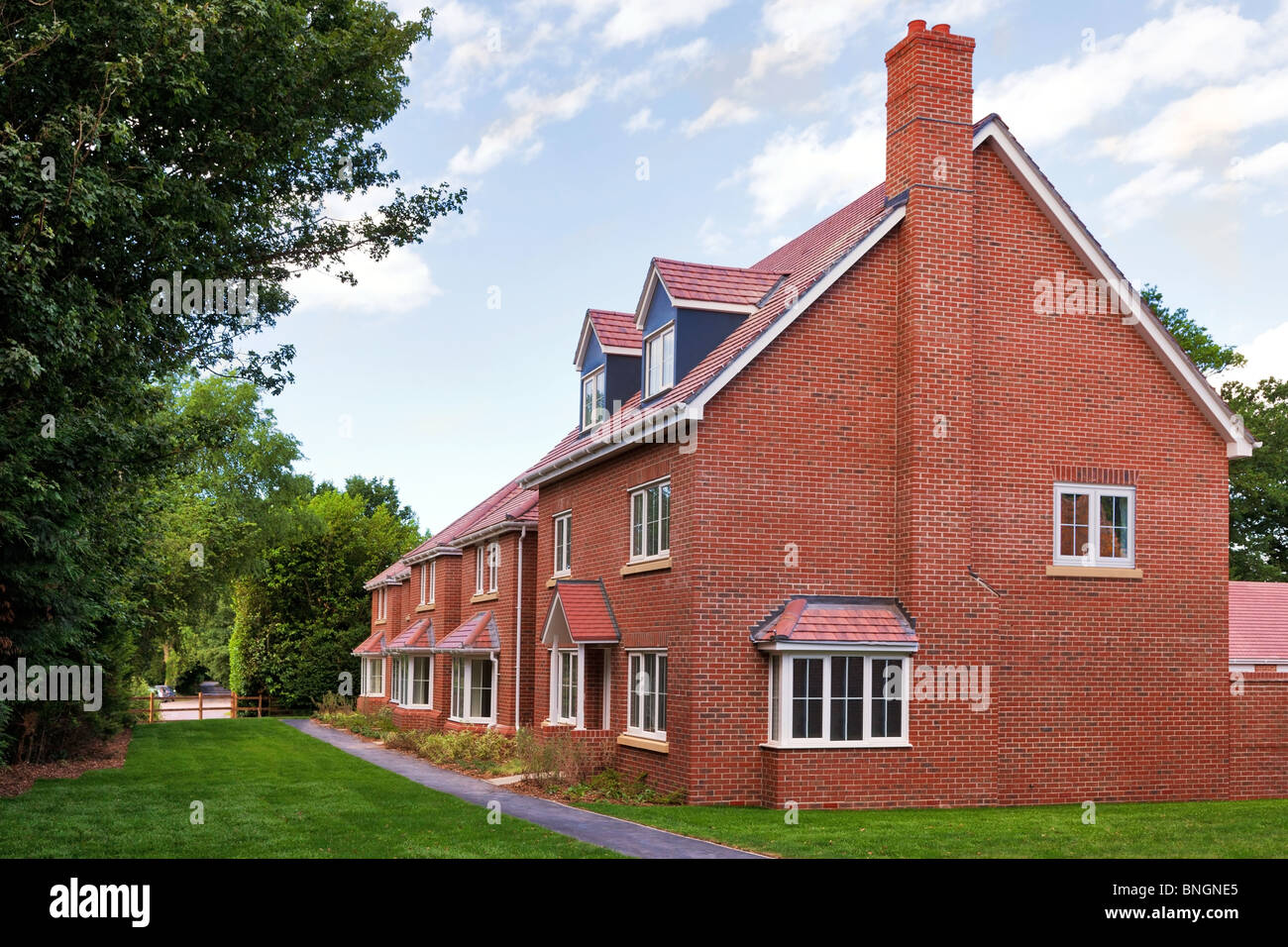 Eine Reihe von leeren neue rote Backsteinhäuser auf eine moderne Entwicklung der UK-Wohnsiedlung. Stockfoto