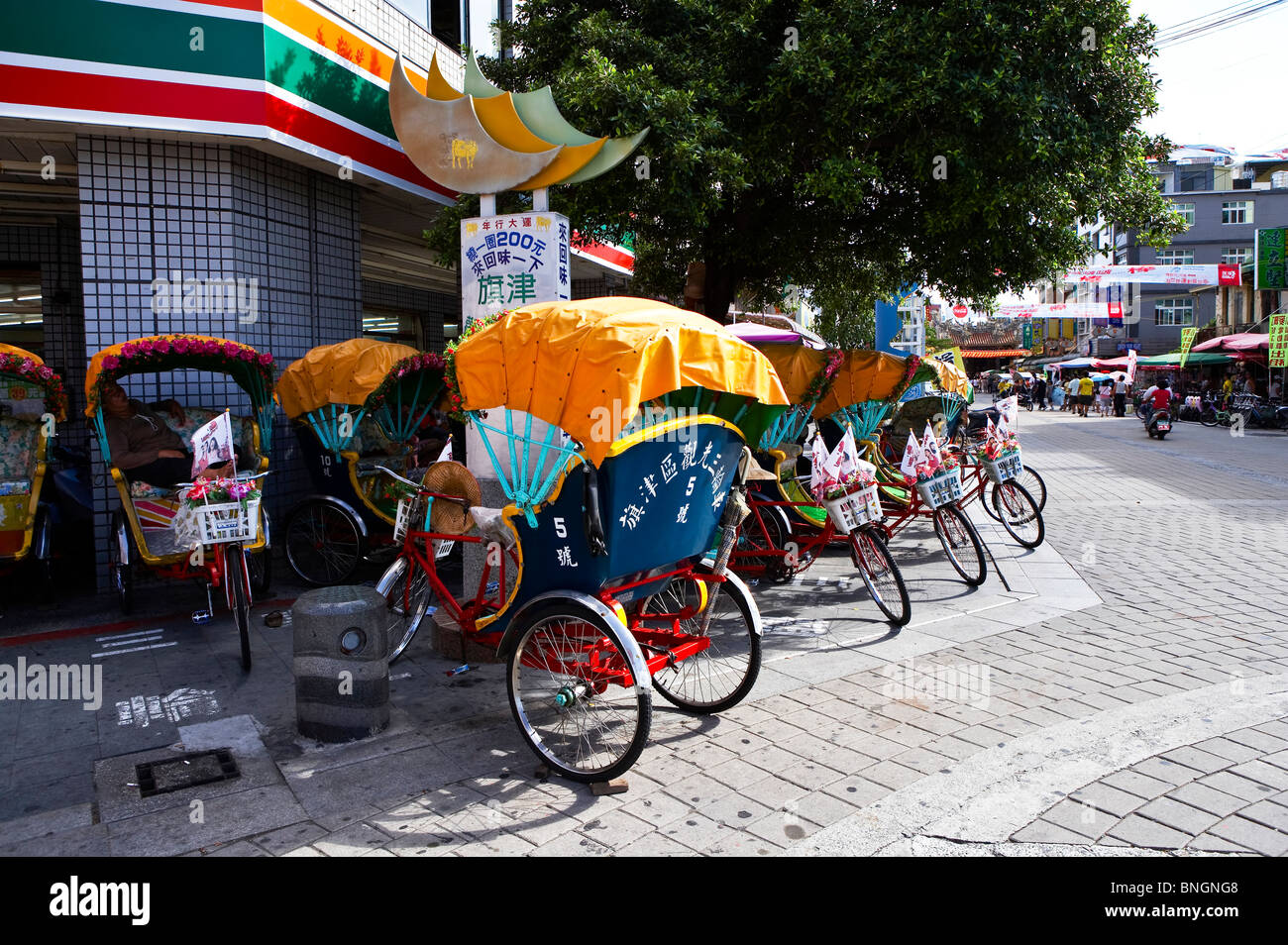 Dreirad Einnahme Toursit bereisen in Cinjin Stadt, Südtaiwan Stockfoto