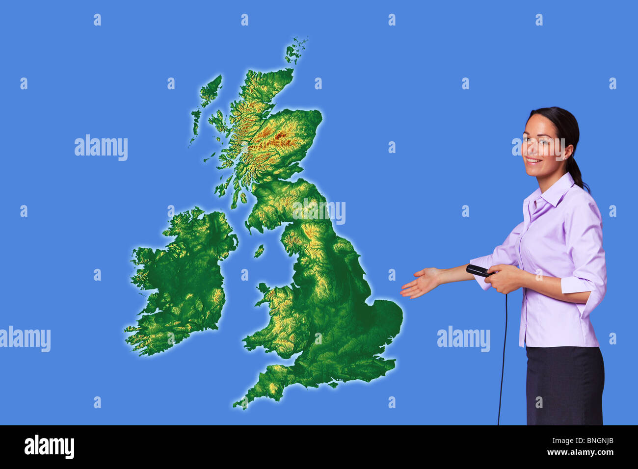 Weibliche Wettermoderatorin mit leere Karte des Königreichs. Karte von GoogleMaps in Photoshop bearbeitet. Stockfoto
