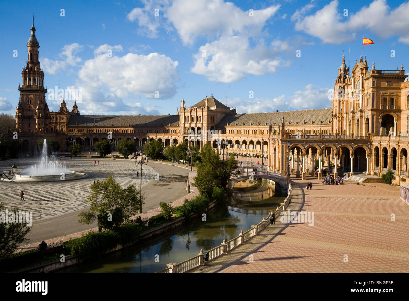 Sevilla ist die Plaza de España de Sevilla. Sevilla, Spanien. An einem sonnigen Tag mit blauem Himmel. Stockfoto