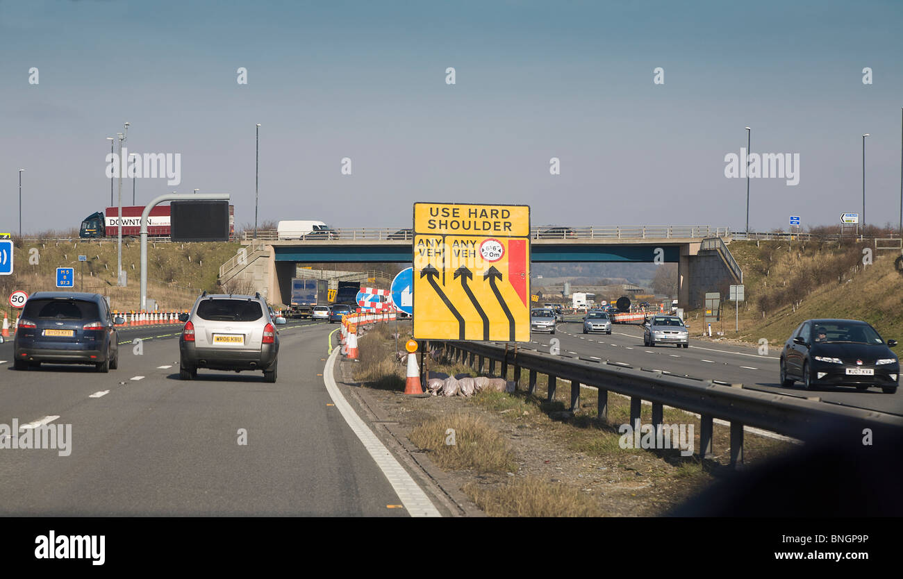 Verkehr auf der Autobahn mit Baustellen-Schild, England UK Stockfoto
