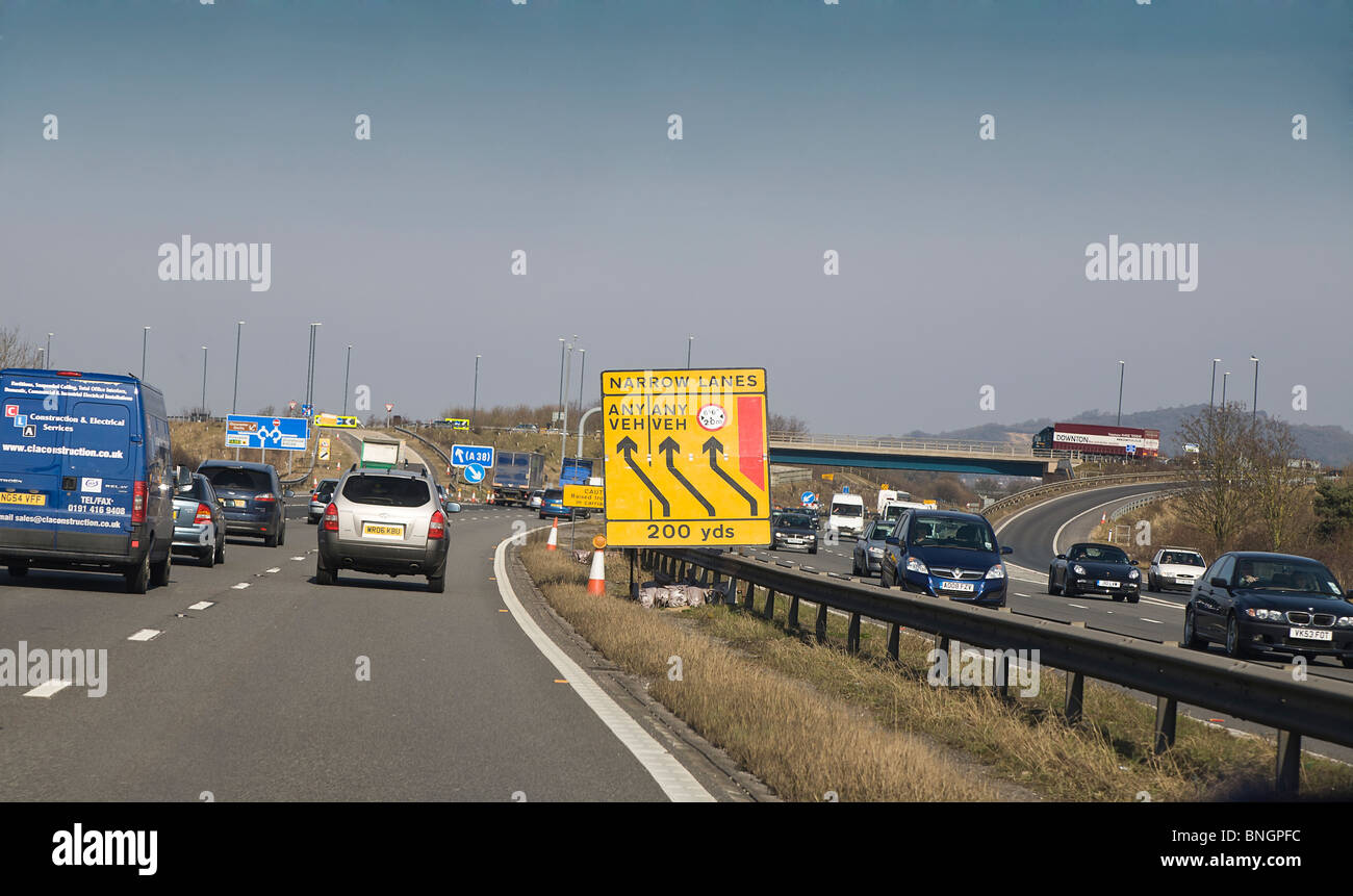 Verkehr auf der Autobahn mit Baustellen-Schild, England UK Stockfoto