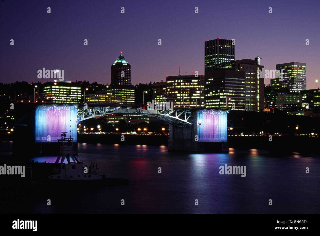 USA, Oregon, Portland, Morrison Bridge und die Skyline in der Abenddämmerung Stockfoto