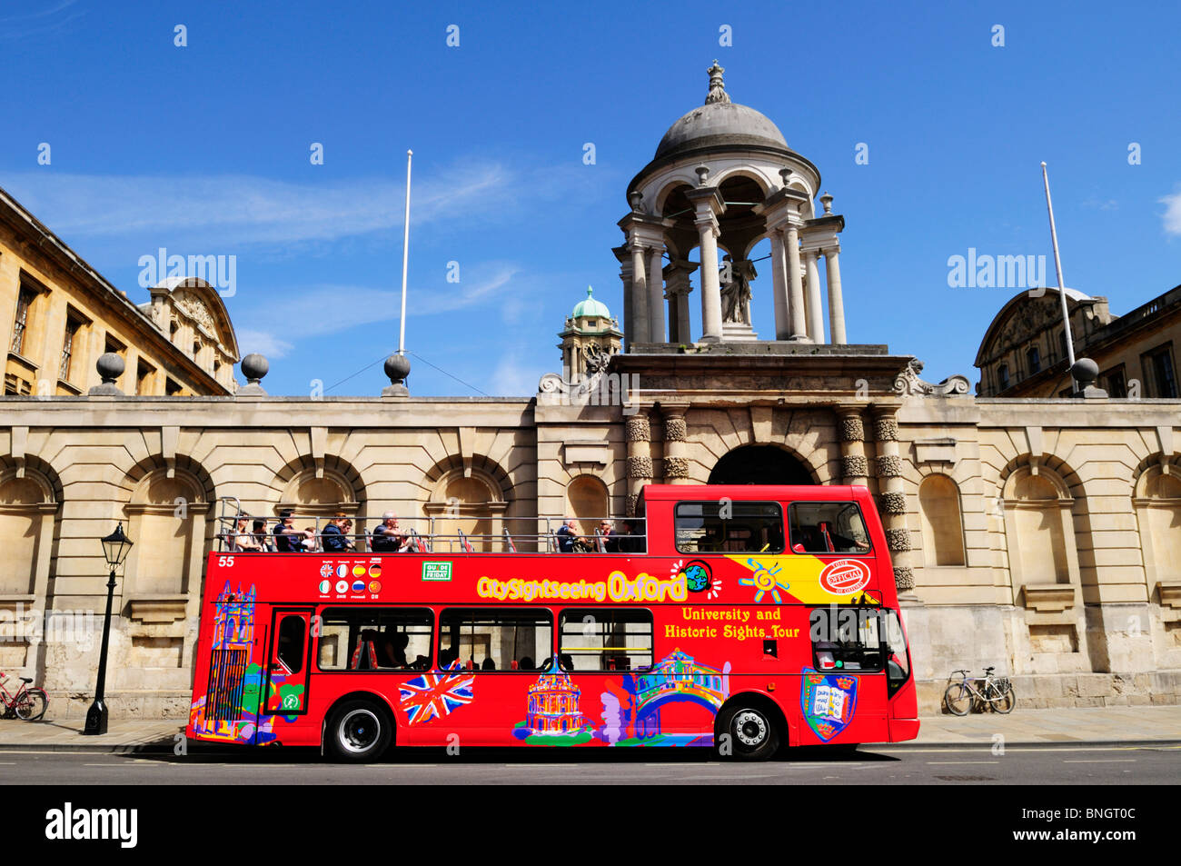 City Sightseeing Touristenbus außerhalb des Queens College, Oxford, England, UK Stockfoto