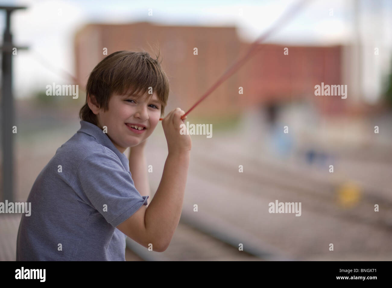 Boy wartet auf einem Bahnhof, Fort Worth, Texas, USA Stockfoto