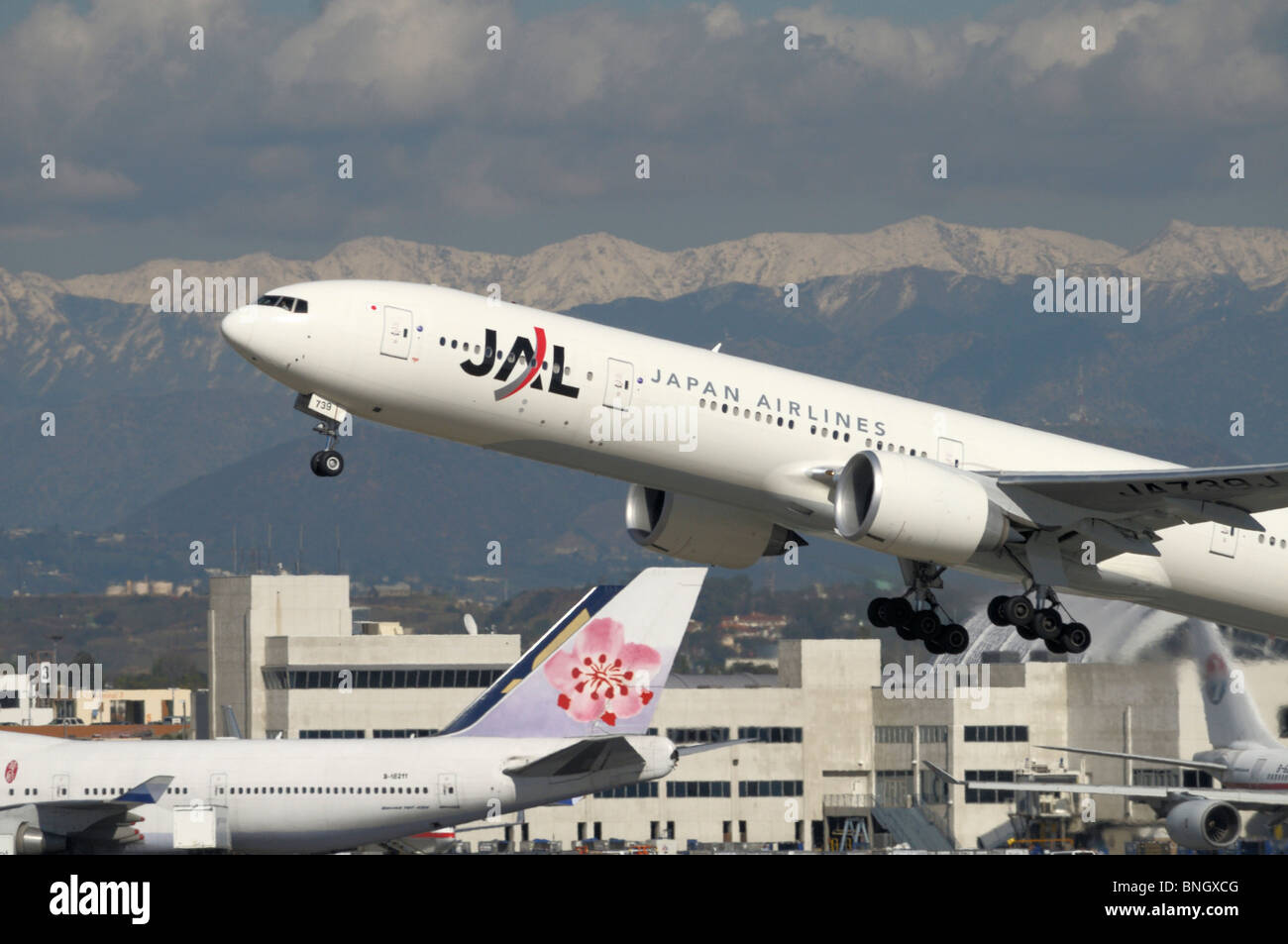 Boeing B777-346 ER abfliegen, Los Angeles International Airport, Los Angeles, Kalifornien, USA Stockfoto