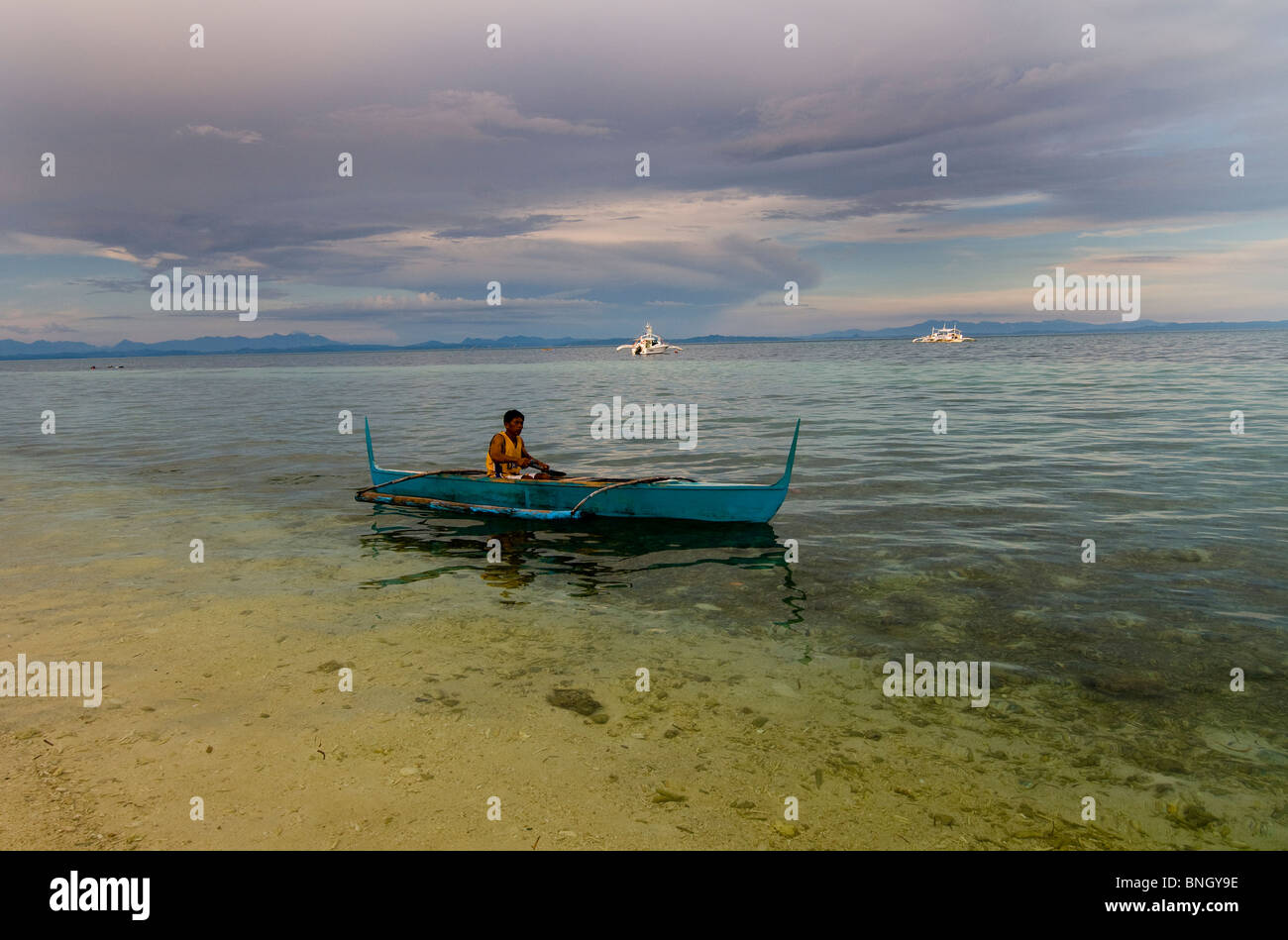 Ein Fischer sein Ruderboot im Ozean. Stockfoto