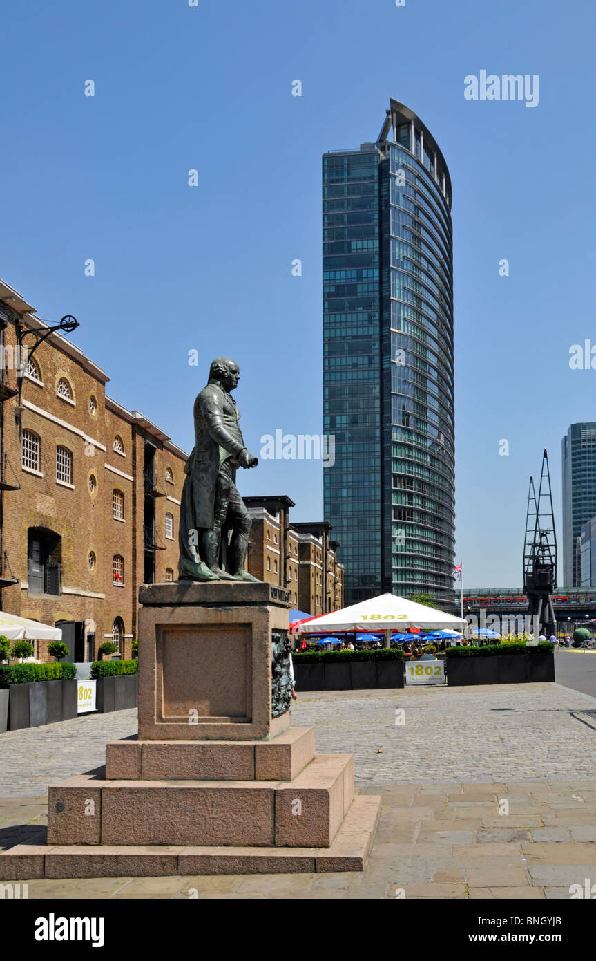 Robert Milligan Statue außerhalb Museum of London Docklands mit Marriot Hotel darüber hinaus Stockfoto