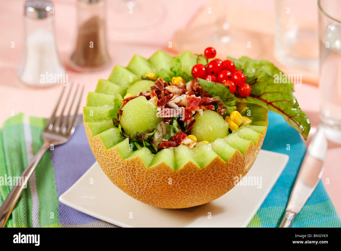 Melonen-Salat mit Schinken. Rezept zur Verfügung. Stockfoto