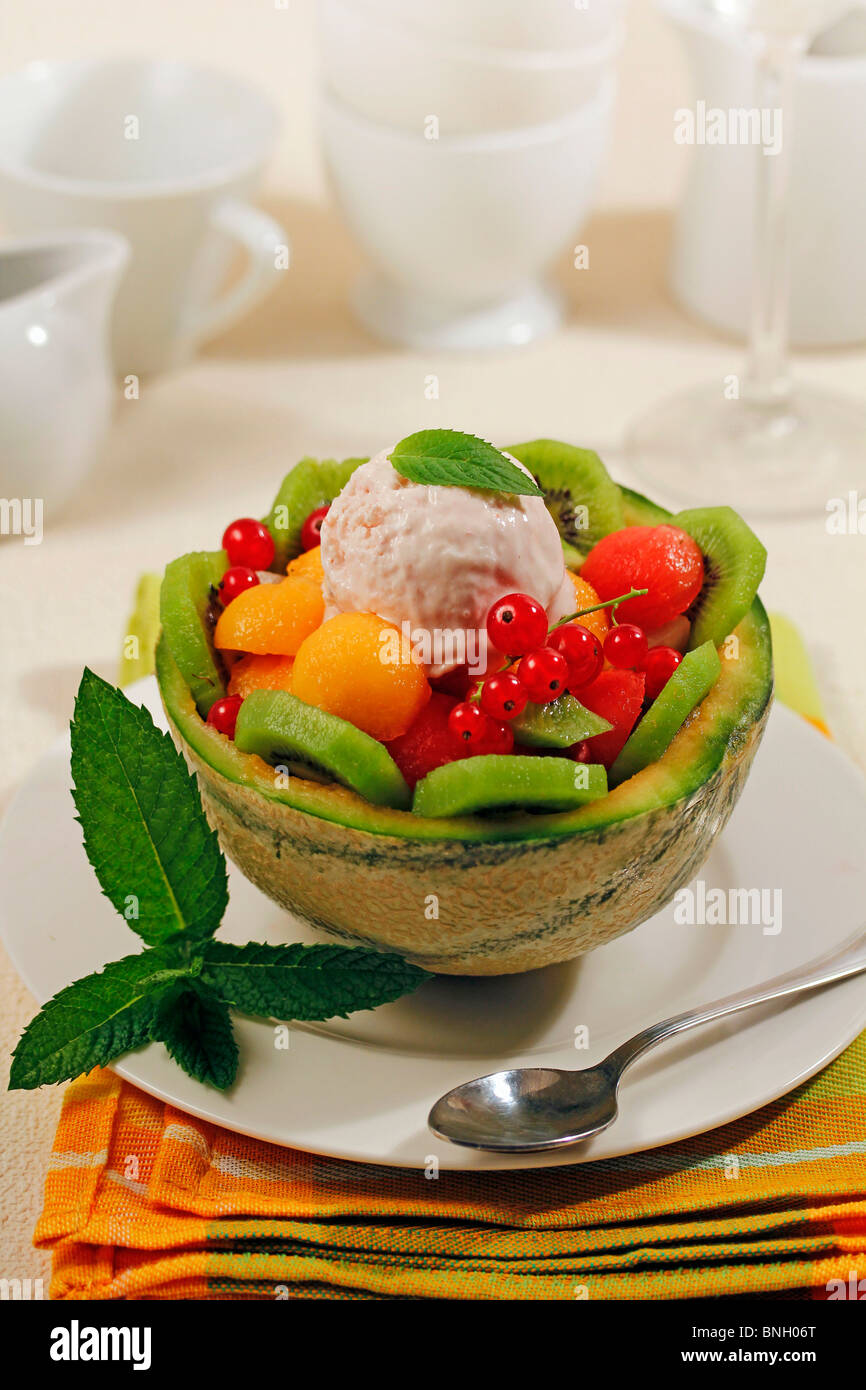 Gefüllte Melone mit Obst und Eis. Schritt für Schritt: PGGK5D-PGGK 5 M-PGGK 64-PGGK 6D Stockfoto