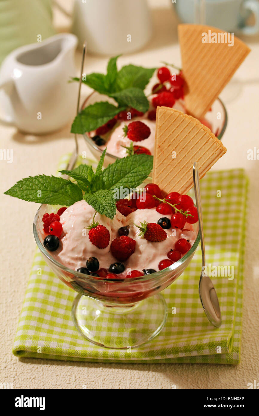 Hausgemachtes Eis mit Waldbeeren, Rezept erhältlich. Stockfoto