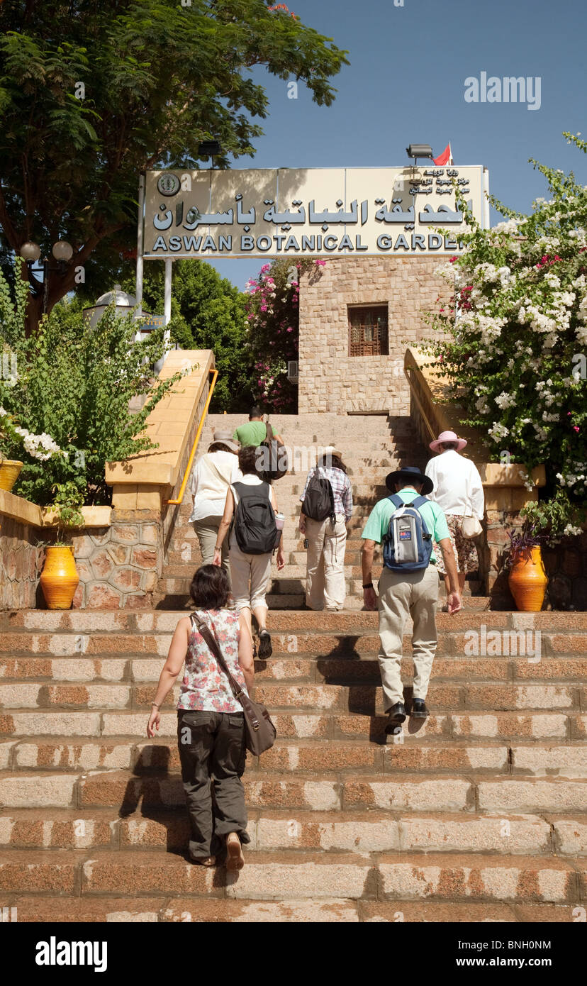 Ägypten-Tourismus; Touristen, die den Aswan Botanical Gardens, Assuan, Oberägypten besuchen Stockfoto