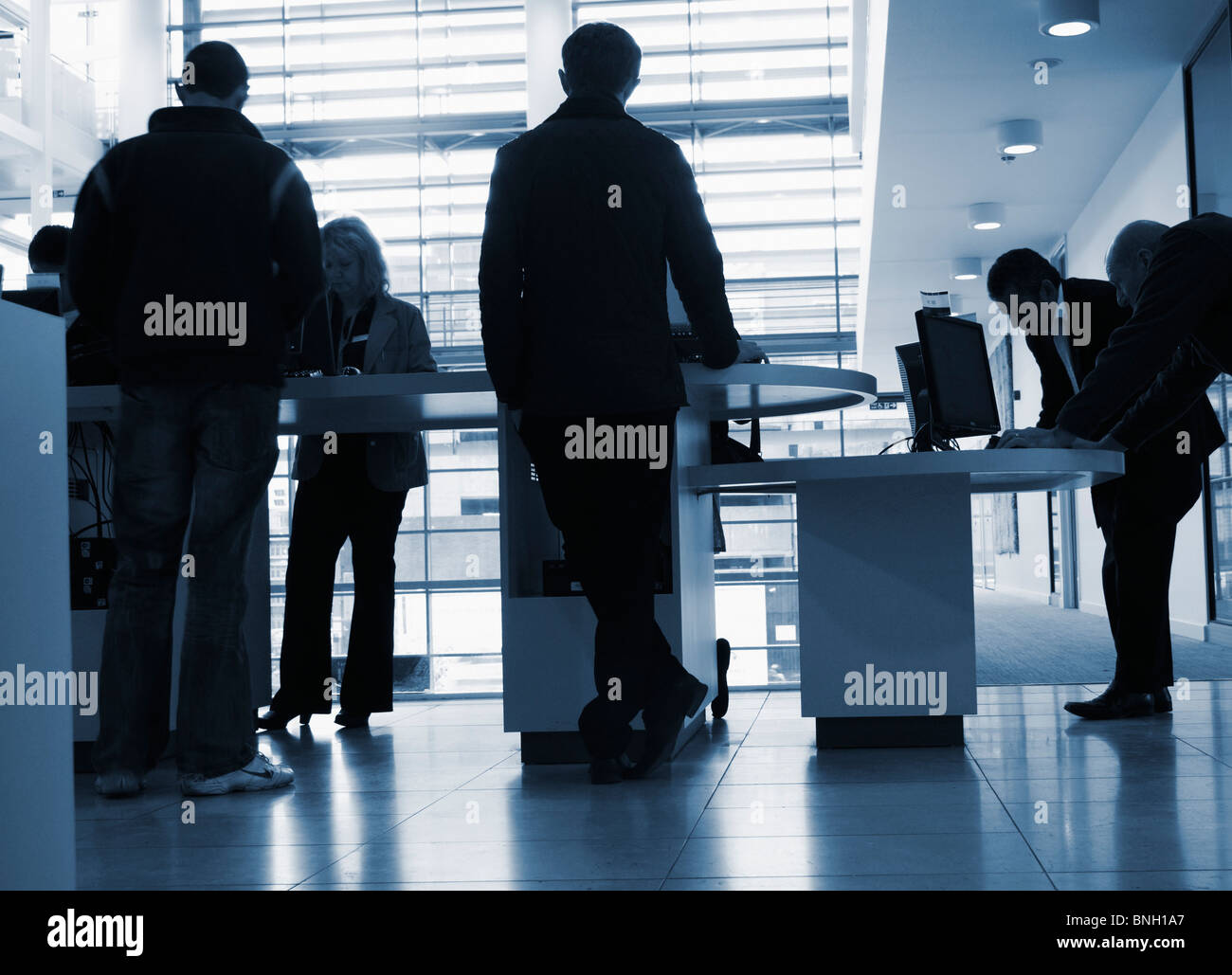 Personen mit gratis Internet-Station im Zentrum Stadtbibliothek in Newcastle Upon Tyne, England, UK Stockfoto