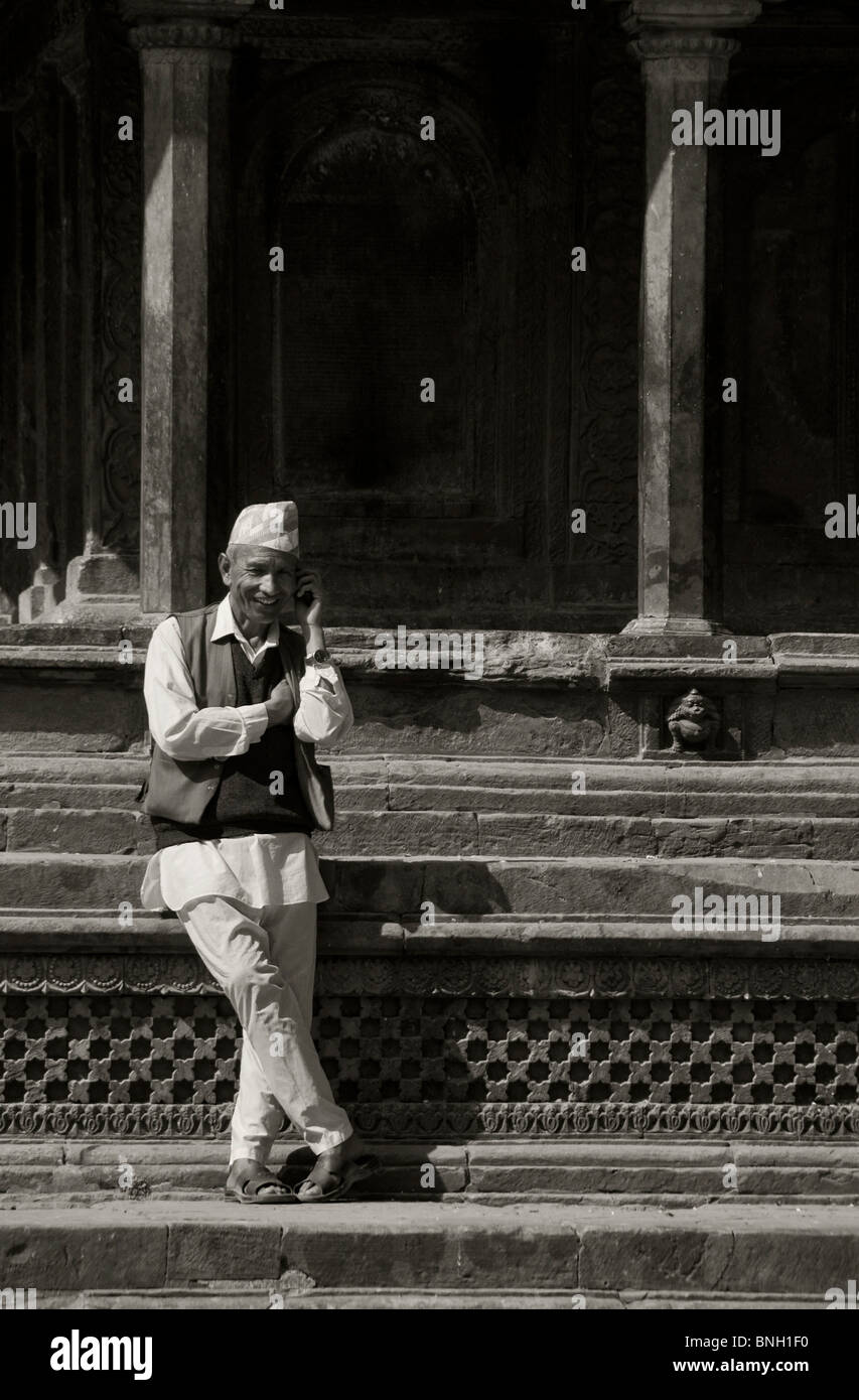 Mann am Telefon in Bhaktapur, Nepal Stockfoto