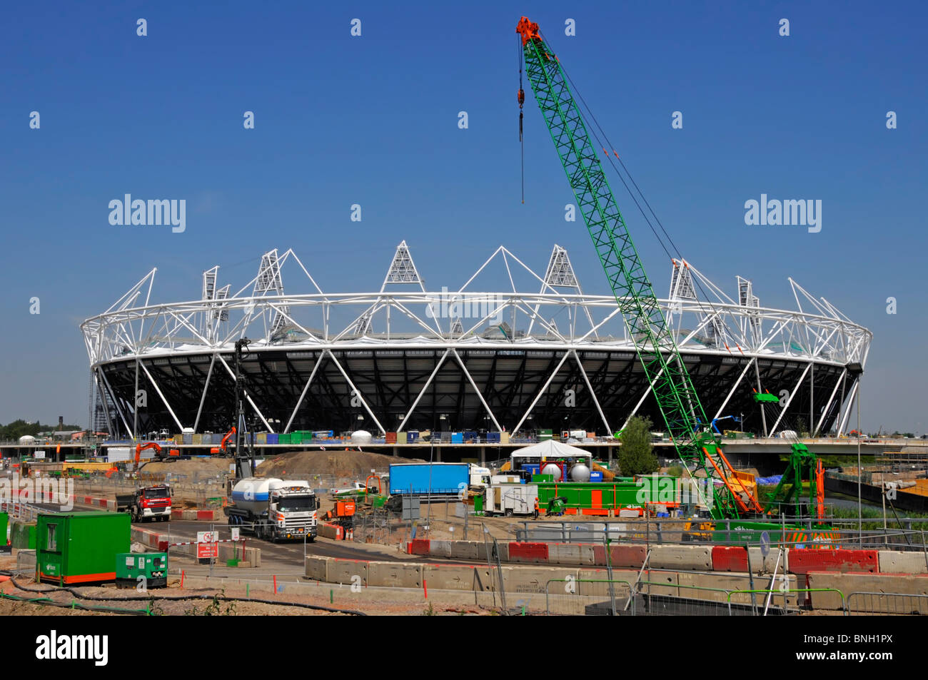 Kran im Stratford 2012 Olympic & Paralympic Games Sportstadion Bauindustrie Baustellenarbeiten im Gange Newham East London England, Großbritannien Stockfoto