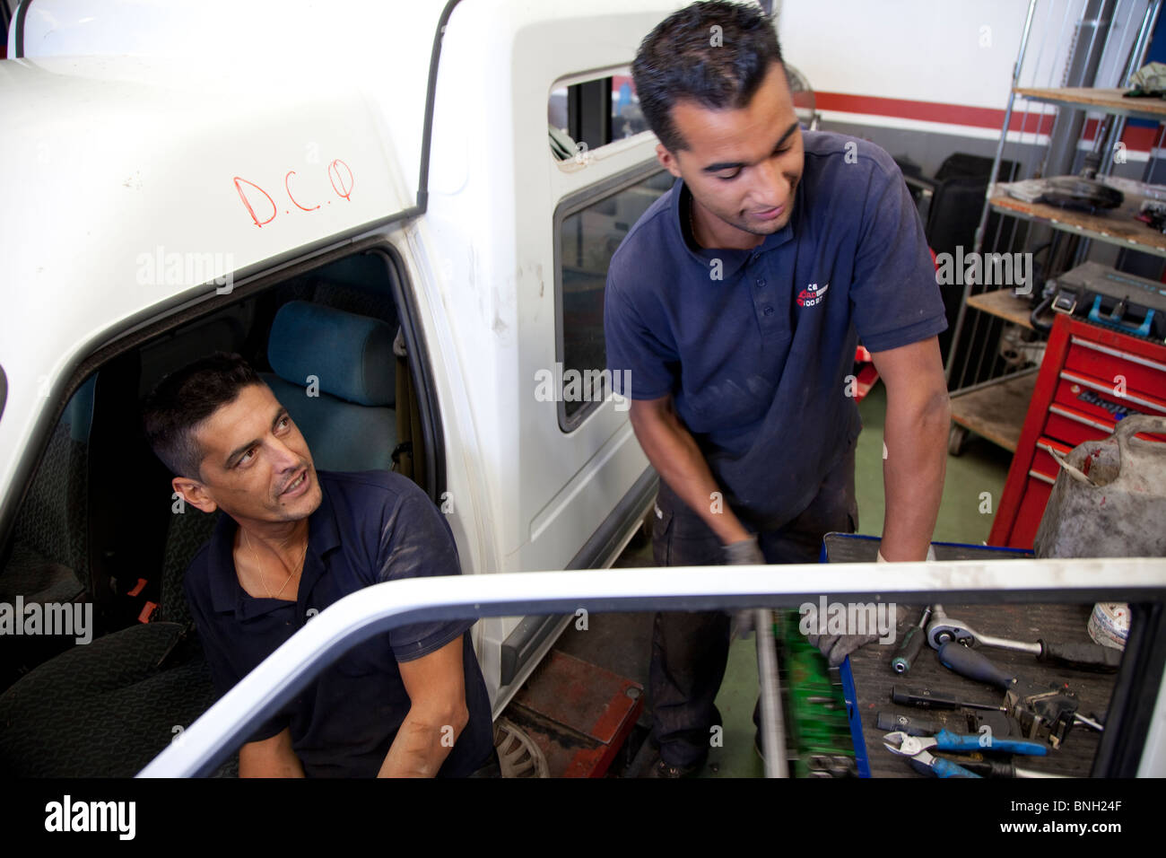 Mechanik sprechen Befestigung Auto Mecánicos Coche carro Stockfoto