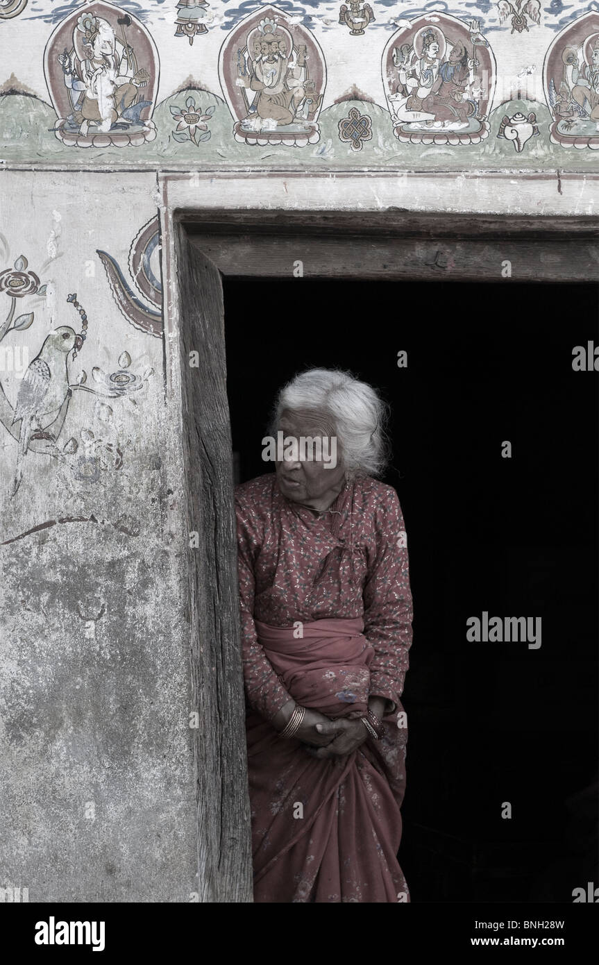 Alte Frau in einem Hauseingang, Bhaktapur, Nepal Stockfoto