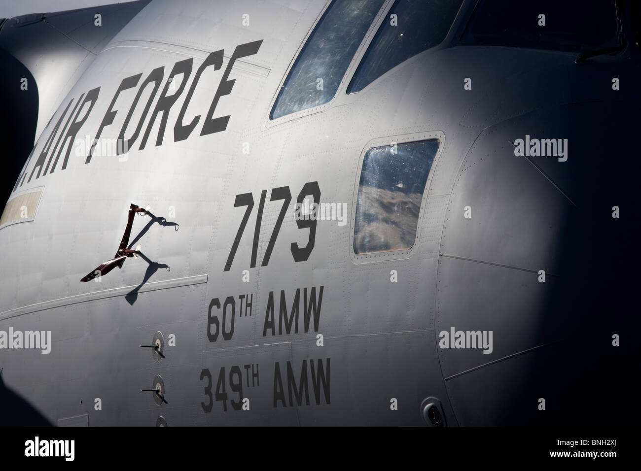 Eine c-17 Globemaster, 60. und 349. Air Mobility Wing der US Air Force angehören. Stockfoto
