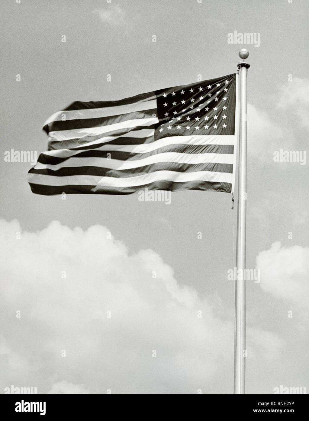 Niedrigen Winkel Blick auf eine amerikanische Flagge, USA Stockfoto